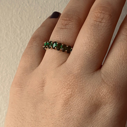 otevřený prstýnek se zelenými kamínky, prstýnek se zelenými zirkony