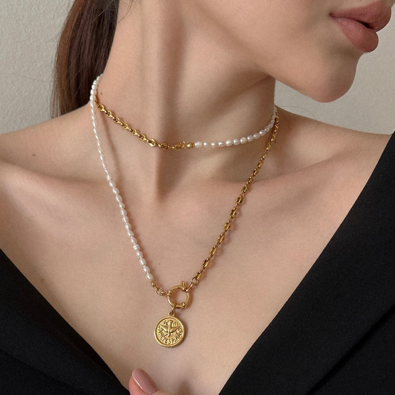 Dlouhý náhrdelník z pravých říčních perel a pozlaceného řetízku - MARYRASH