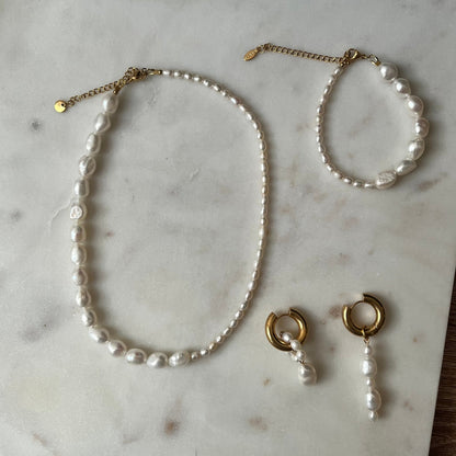 Perlový náhrdelník, Pravy perlový náhrdelník, Perlový náhrdelník bižuterie, Perlový náhrdelník z mořských perel, Perlový náhrdelník choker, perlové šperky, Sladkovodní perly, Mořské perly, Pravé říční perly, Říční perly, Zlaté šperky s perlou, Sladkovodní perly