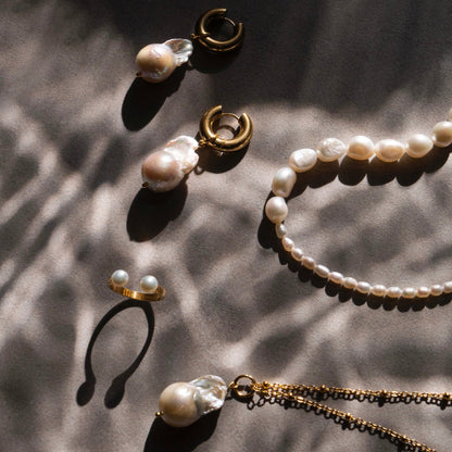 Perlový náhrdelník, Pravy perlový náhrdelník, Perlový náhrdelník bižuterie, Perlový náhrdelník z mořských perel, Perlový náhrdelník choker, perlové šperky, Sladkovodní perly, Mořské perly, Pravé říční perly, Říční perly, Zlaté šperky s perlou, Sladkovodní perly