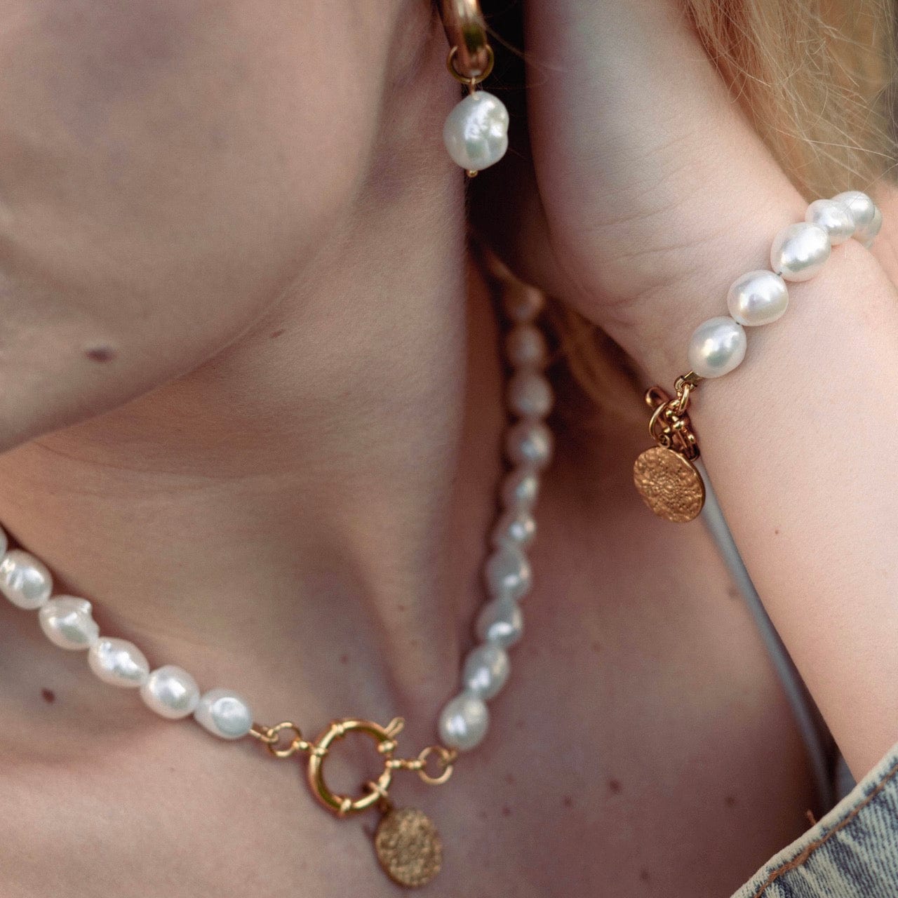 Stříbrný náramek s perlou, Náramek z mořských perel,  Náramek z říčních perel,  Náramek z pravých perel,  Perlový náramek bižuterie, perlový náramek s karabinkou,  Perlové šperky, perlový náramek, náramek bílé říční perly, perly, říční perly